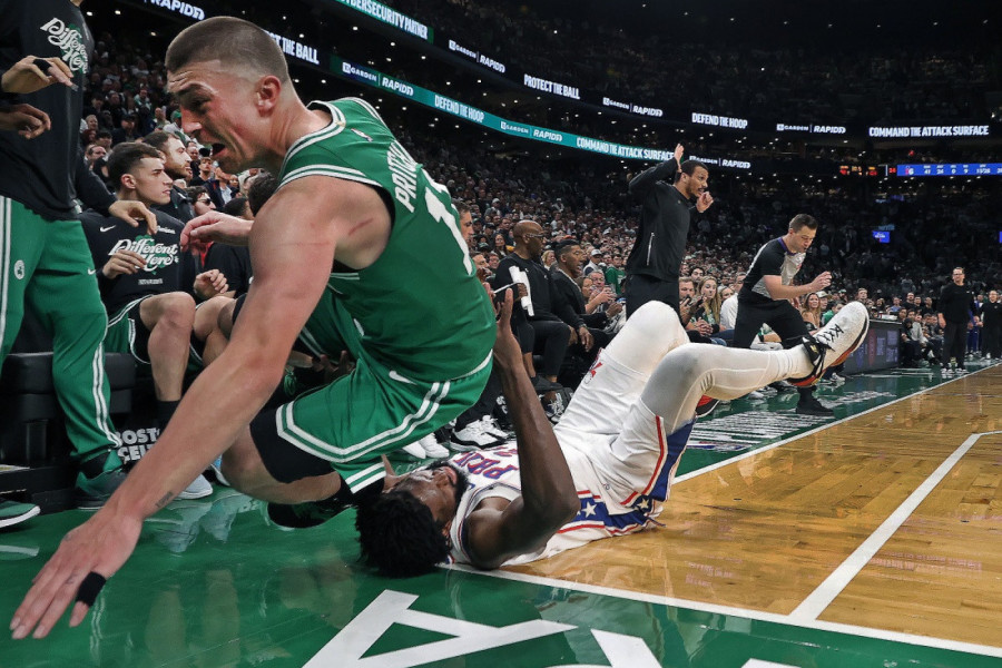 HOROR U NBA! Embid se grčio na podu - cela hala u šoku gledala šta mu se događa! (VIDEO)
