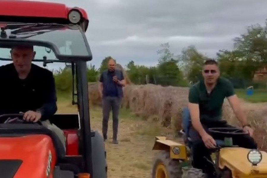 TRKA TRAKTORIMA: Legende crno-belih u neverovatnoj ulozi, ko je bio brži? (VIDEO)