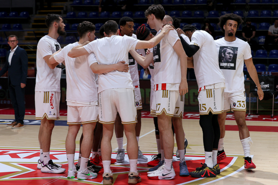 EMOTIVNE SCENE U PIONIRU: Košarkaši Crvene zvezde se poklonili Vladimiru Cvetkoviću! (FOTO)